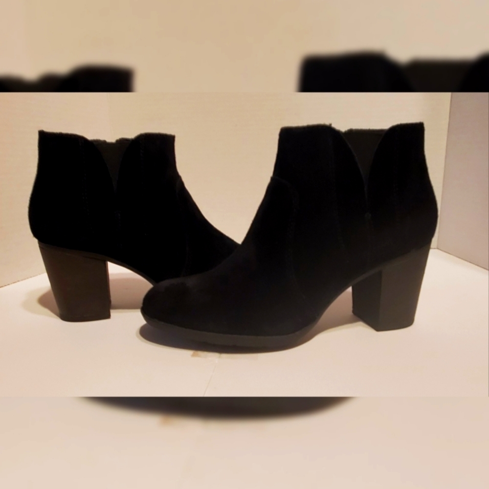 Clark's collection Enfield Senya Black Leather Suede side zipper booties.Size 7